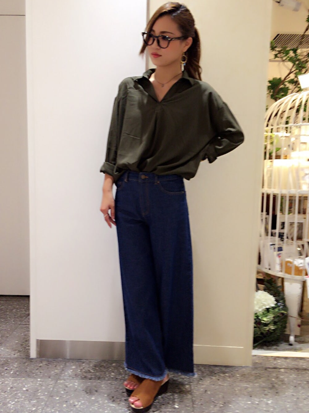 「デニム、秋のコーデ、フリンジ、カーキ、ワイドパンツ、スキッパーシャツ、クリア、clear、オトナカジュアル」｜「clearの8オンス裾フリンジワイドデニムパンツ（デニムパンツ、ブルー系）」を使った、clear名古屋セントラルパークさん（レディース・165cm）の秋コーディネートの1枚目の写真