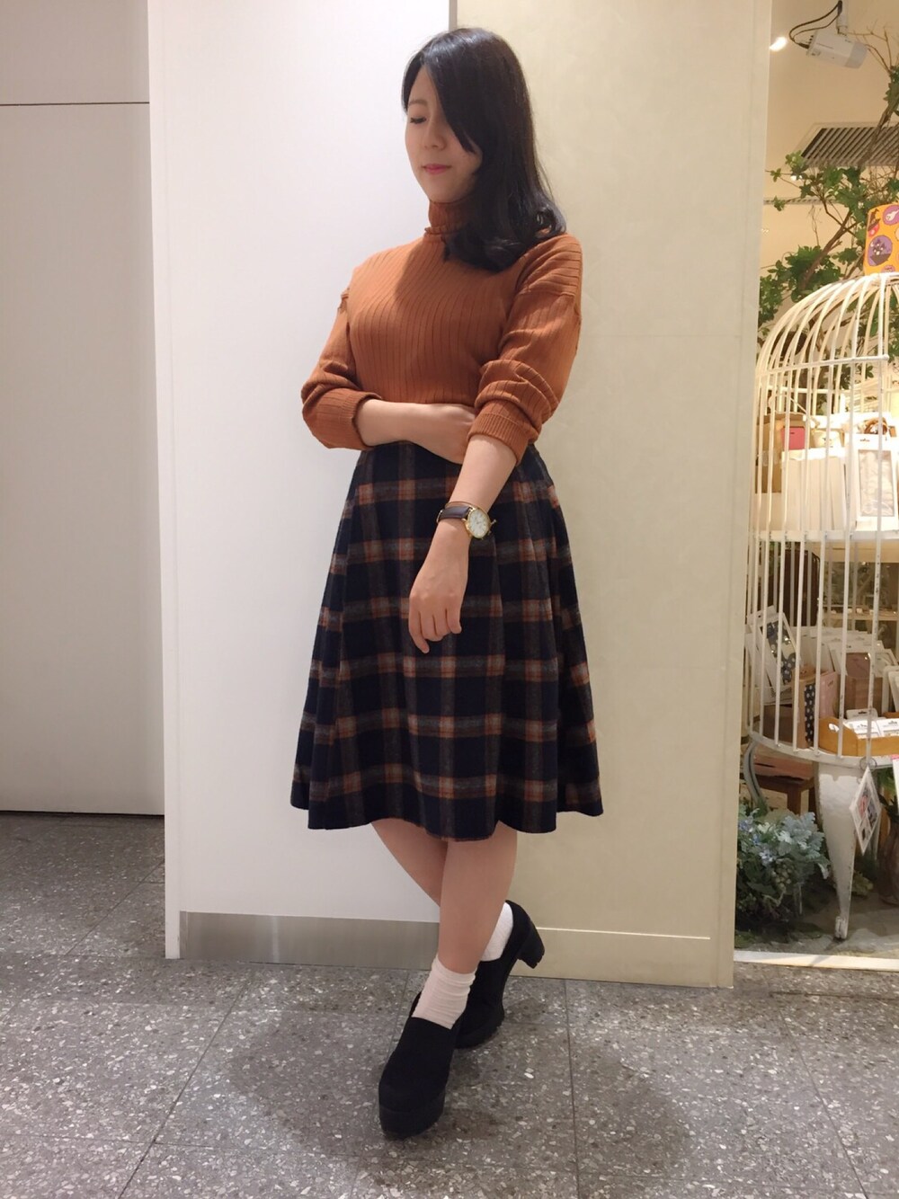 「チェック、ニット、フレアスカート、秋のコーデ、タートルネック、キャメル、クリア、clear、オトナ女子」｜「clearの無地ワイドリブボトルネックニットトップス（ニット/セーター、オレンジ系）」を使った、clear名古屋セントラルパークさん（レディース・159cm）の秋コーディネートの1枚目の写真