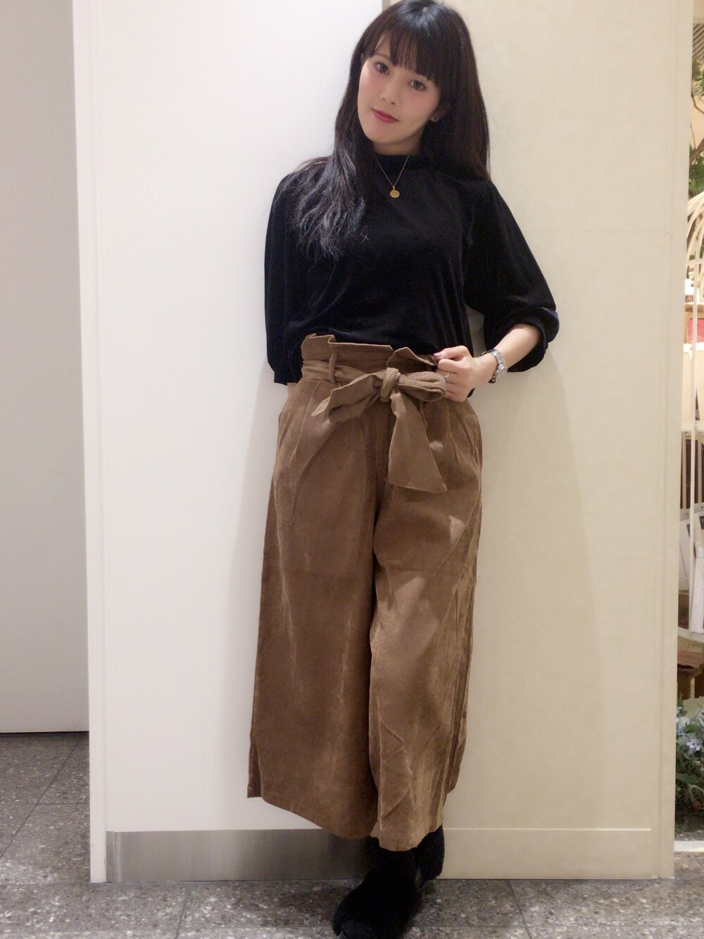 「リボン、コーデュロイパンツ、ワイドパンツ、冬、きれいめカジュアル、クリア、clear、ベロアトップス」｜「clearのベロア7分袖トップス（その他トップス、ブラック系）」を使った、clear名古屋セントラルパークさん（レディース・163cm）の秋コーディネートの1枚目の写真