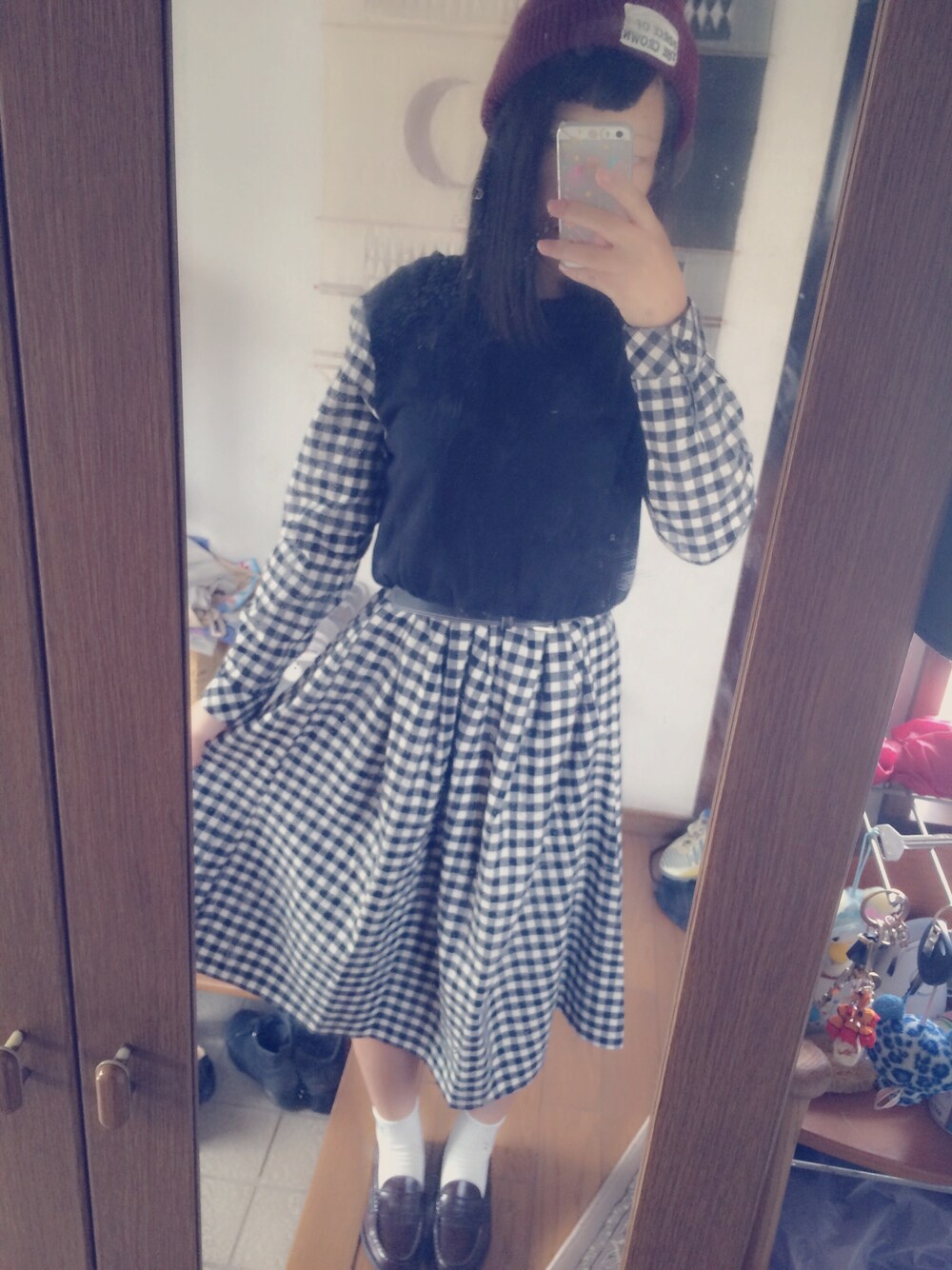 「w closet、ニット帽、ローファー、ミモレ丈ワンピース、ミモレ丈、ギンガムチェック、靴下、チェック、ワンピース」｜「w closetのアイテム（ワンピース、ブラック系）」を使った、しほさん（レディース・156cm）の秋コーディネートの1枚目の写真