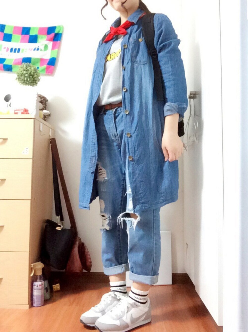 「デニム、デニムシャツ、デニムオンデニム、デニムジャケット、シンプル、古着、リュック、ナイキ、スニーカー、バンダナ」｜「w closetのアイテム（シャツ/ブラウス、ブルー系）」を使った、しほさん（レディース・156cm）の春コーディネートの1枚目の写真
