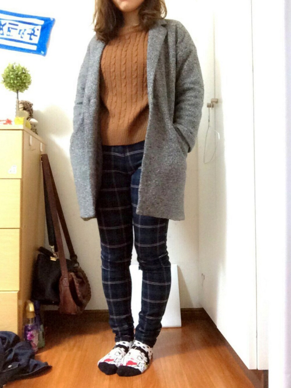 「休日スタイル、カジュアル、チェスターコート、スキニーデニム、スキニーパンツ、動きやすさ重視、ニット、プチプラ、チェック、チェックパンツ」｜「RETRO GIRLのアイテム（チェスターコート、グレー系）」を使った、しほさん（レディース・156cm）の冬コーディネートの1枚目の写真