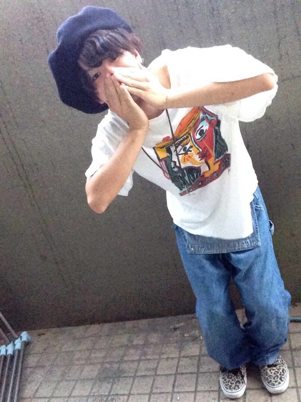 「オーバーオール、ピカソ、芸術の秋、レオパード、ベレー帽、白Tシャツ、VANS、帽子を被った胸像の女、ペインターパンツ」｜「古着のアイテム（Tシャツ/カットソー、ホワイト系）」を使った、takuさん（メンズ・173cm）の秋コーディネートの1枚目の写真