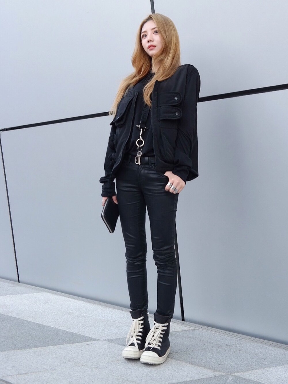 「RICK OWENS、xsacky、GIVENCHY」｜「Rickowens liliesのアイテム（スニーカー、ブラック系）」を使った、이지연さん（レディース・162cm）の冬コーディネートの1枚目の写真