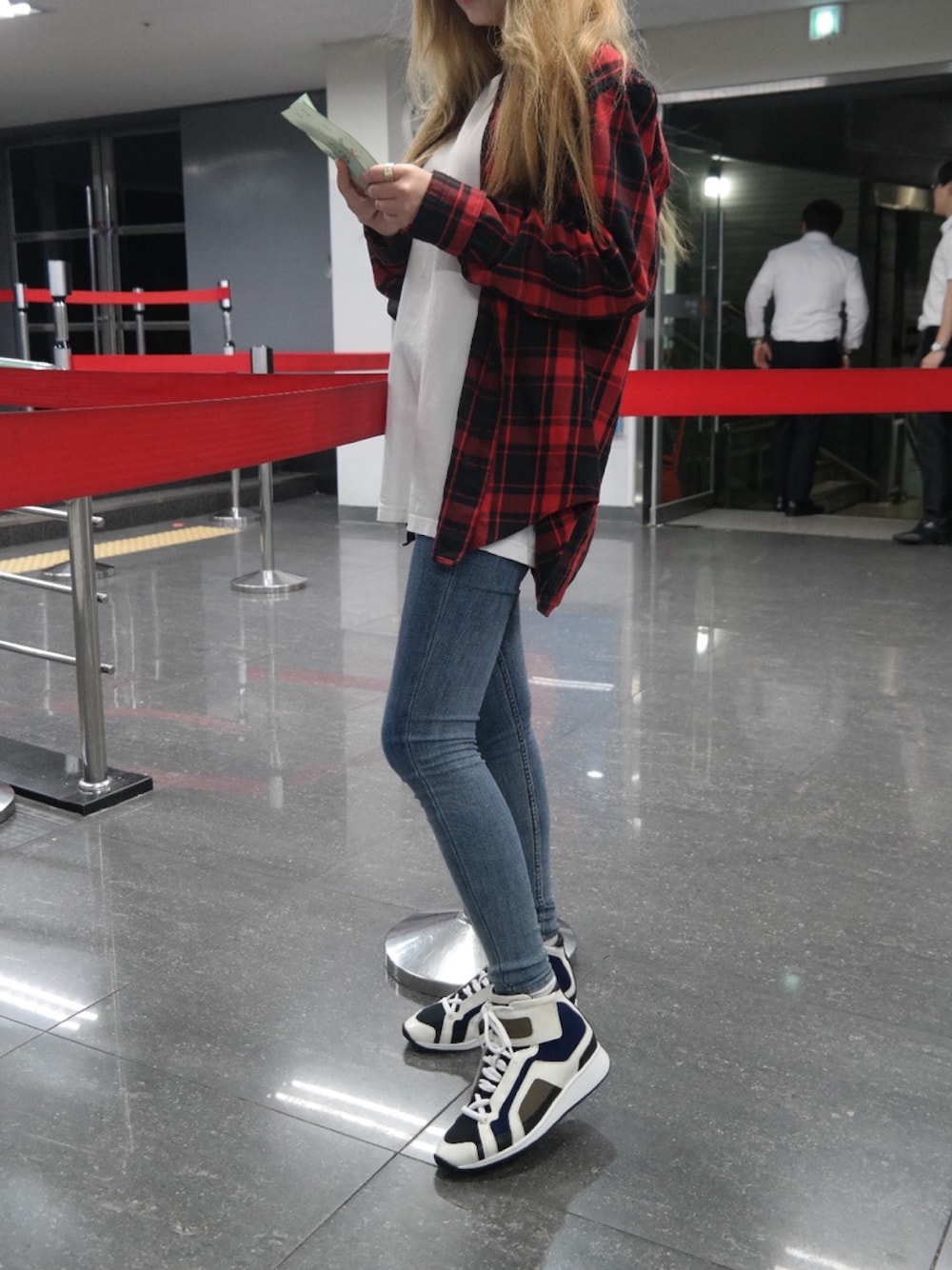 「ZARA、PIERRE HARDY」｜「PIERRE HARDYのアイテム（スニーカー、ブラック系）」を使った、이지연さん（レディース・162cm）の冬コーディネートの1枚目の写真