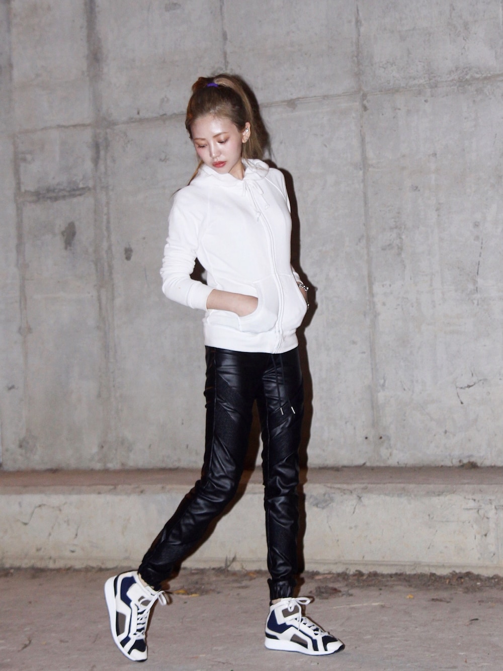 「PIERRE HARDY、xsacky、UNIQLO」｜「UNIQLOのアイテム（パーカー、ホワイト系）」を使った、이지연さん（レディース・162cm）の冬コーディネートの1枚目の写真