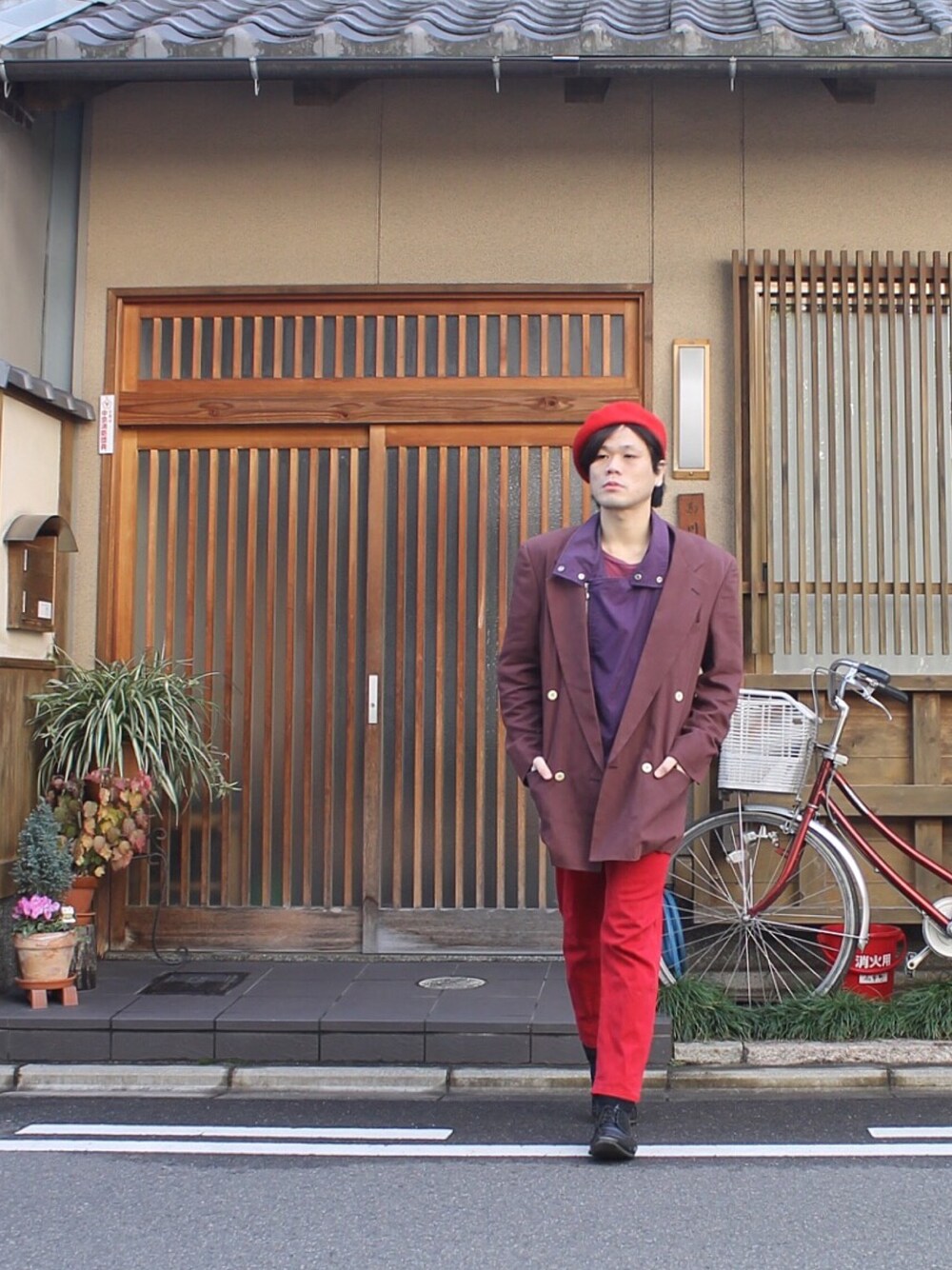 「京都、モノトーンコーデ、ootd、classic、UNIQLO、むらさき、赤、赤い靴下、STYLE、kyoto」｜「UNIQLOのアイテム（スラックス、レッド系）」を使った、Phuwa' Kitikaさん（メンズ・175cm）の冬コーディネートの1枚目の写真