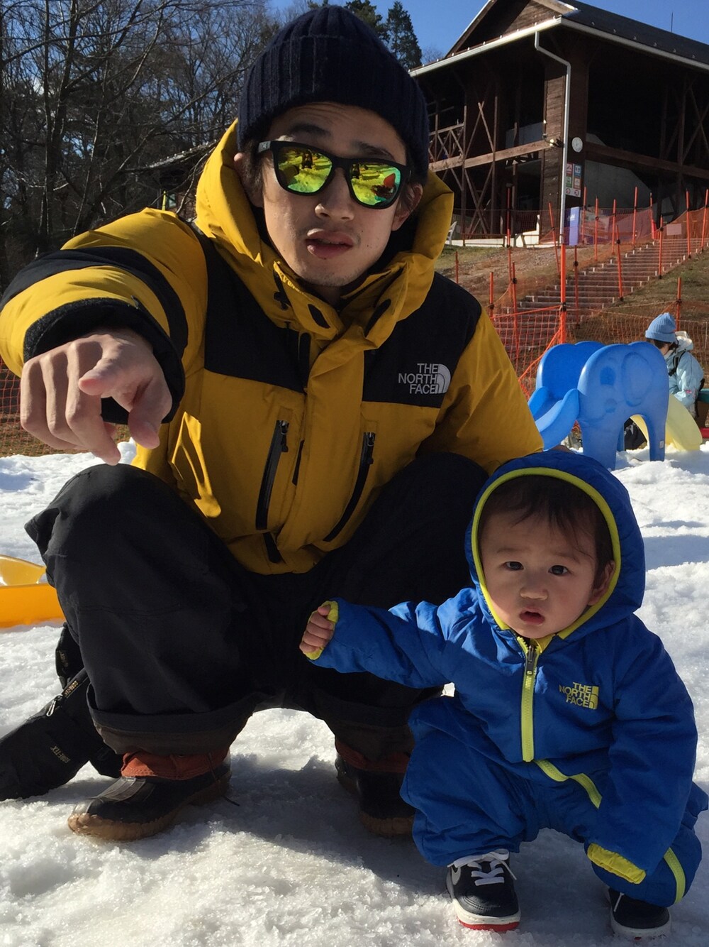 「雪山、雪そり、バルトロライトジャケット、Danner、DANGSHADES、オールインワン、キッズコーデ、０歳、airforce1、UNIQLO」｜「THE NORTH FACEのTHE NORTH FACE Baltro Light Jacket （ダウンジャケット/コート、イエロー系）」を使った、たけじゅんさん（メンズ・179cm）の冬コーディネートの1枚目の写真