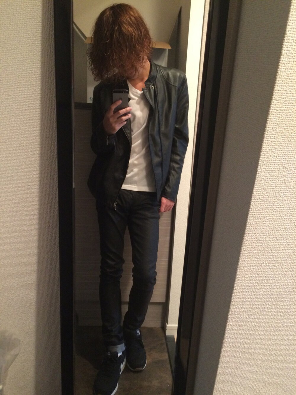 「men's#UNIQLO#fashion」｜「UNIQLOのMEN ドライカラーVネックT（半袖）A（Tシャツ/カットソー、ホワイト系）」を使った、清水拓海さん（メンズ・169cm）の秋コーディネートの1枚目の写真
