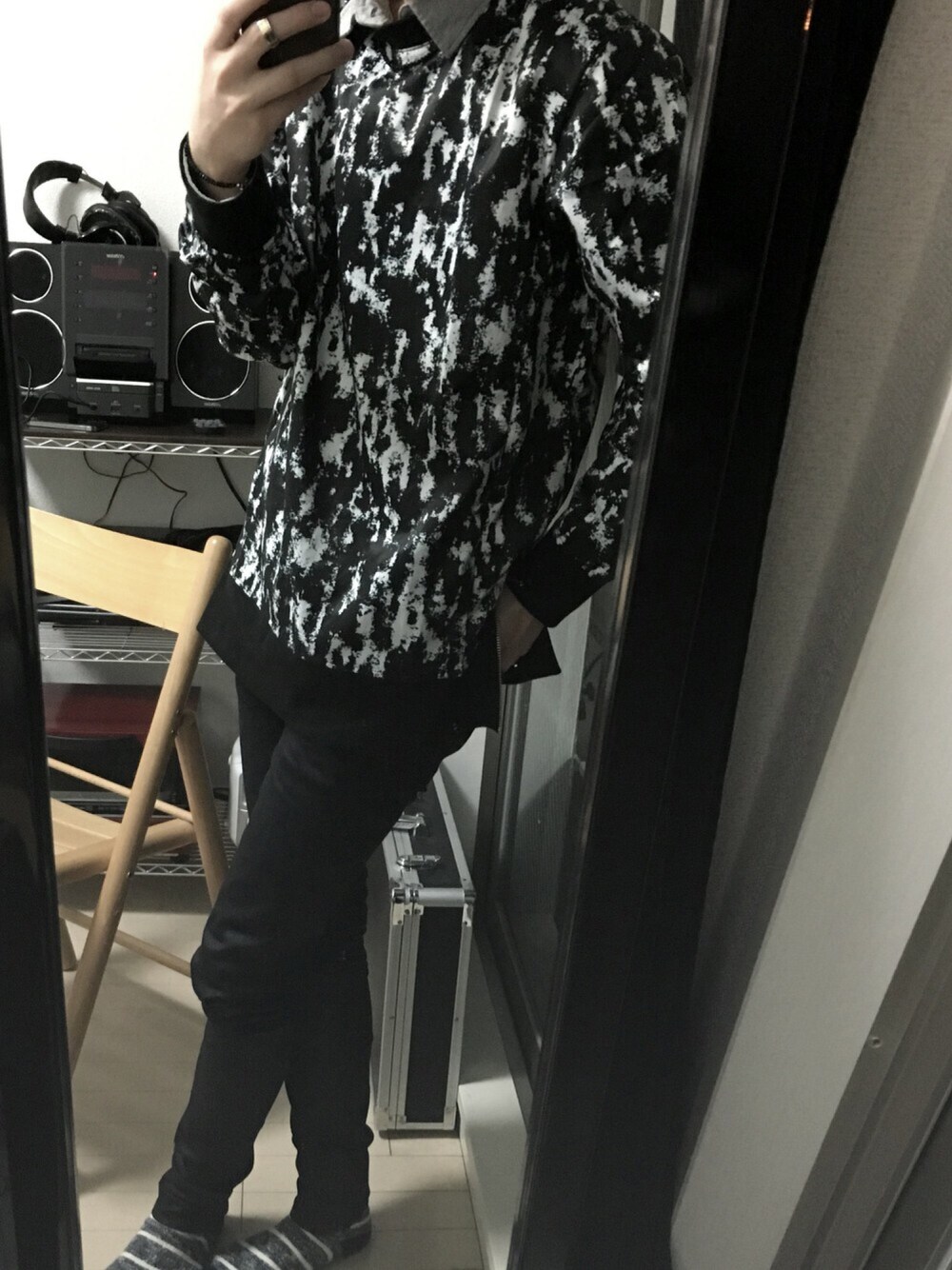 「スキニーパンツ、モノトーンコーデ、関西、大阪」｜「CASPER JOHN AIVERのAIVER モノクロアートクルーネックプルオーバー（Tシャツ/カットソー、ホワイト系）」を使った、清水拓海さん（メンズ・169cm）の冬コーディネートの1枚目の写真