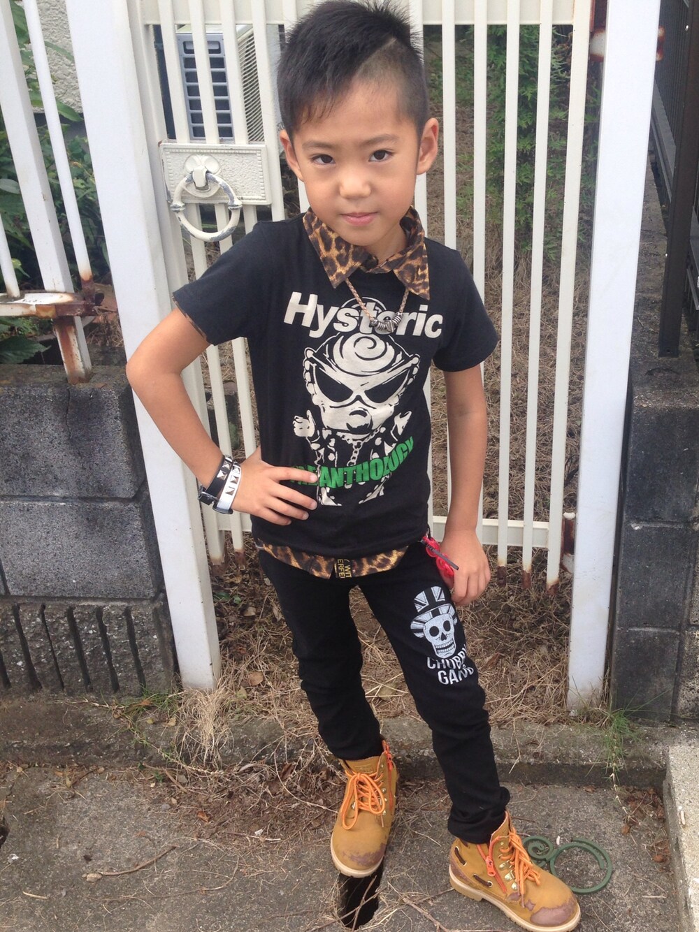「ヒスミニ、ヒステリックミニ、チャビーギャング」｜「HYSTERIC MINIのROCK OF THE ANTHOLOGY Tシャツ（Tシャツ/カットソー、ブラック系）」を使った、えみぃmamaさん（キッズ・110cm）の秋コーディネートの1枚目の写真