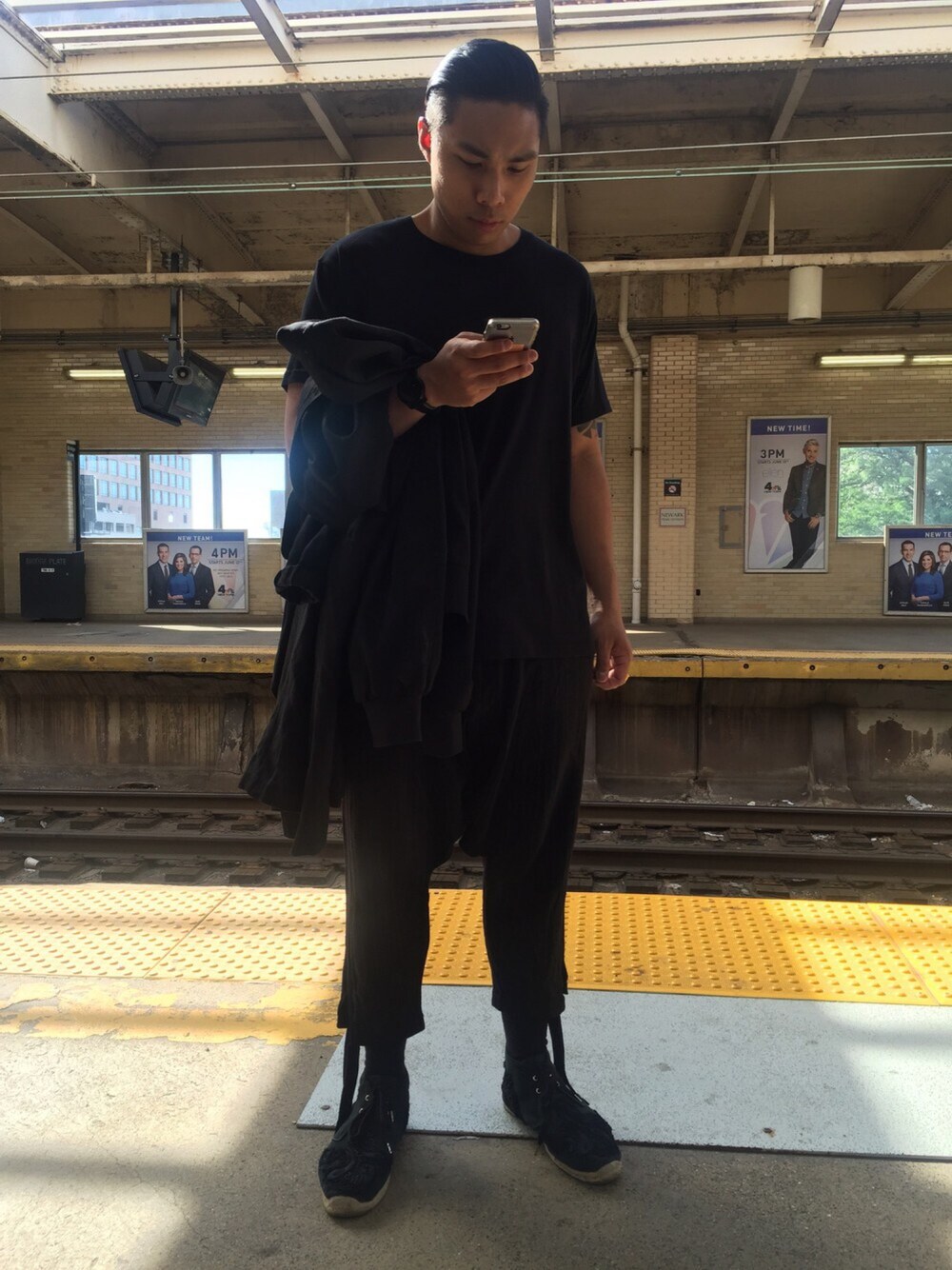 「ootd、summer、outfit、ENGINEERED GARMENTS、black」｜「COMME des GARCONSのアイテム（スラックス、ブラック系）」を使った、John Vincentさん（メンズ・178cm）の夏コーディネートの1枚目の写真