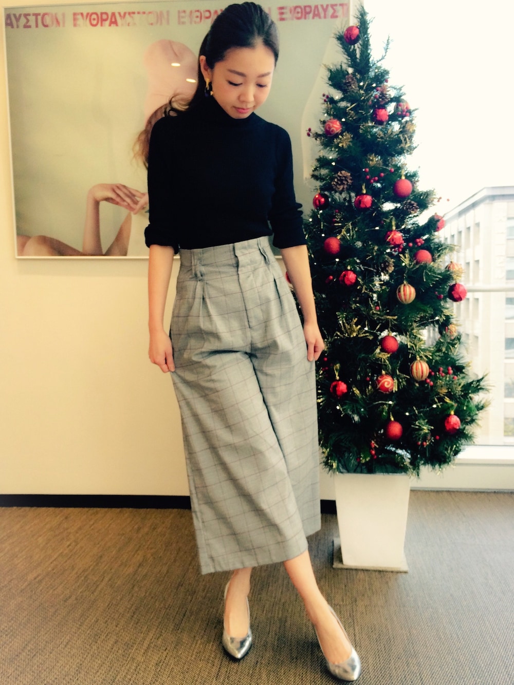 ブラック系のニット/セーター、グレー系のその他パンツ、シルバー系のパンプスを着用したレディースの冬コーディネートの1枚目の写真