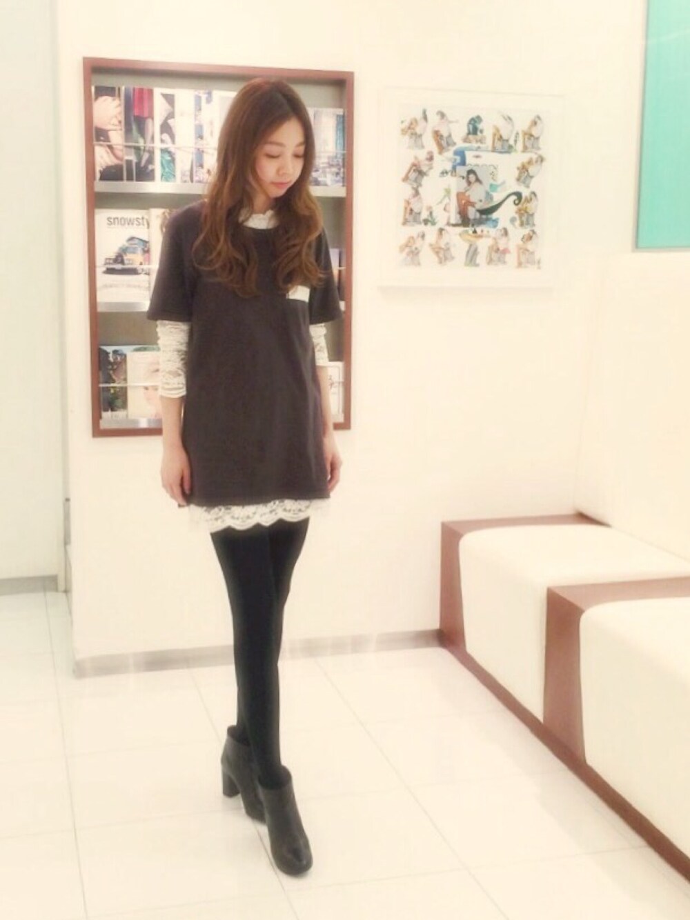 ホワイト系のワンピース、グレー系のTシャツ/カットソーを着用したレディースの春コーディネートの1枚目の写真