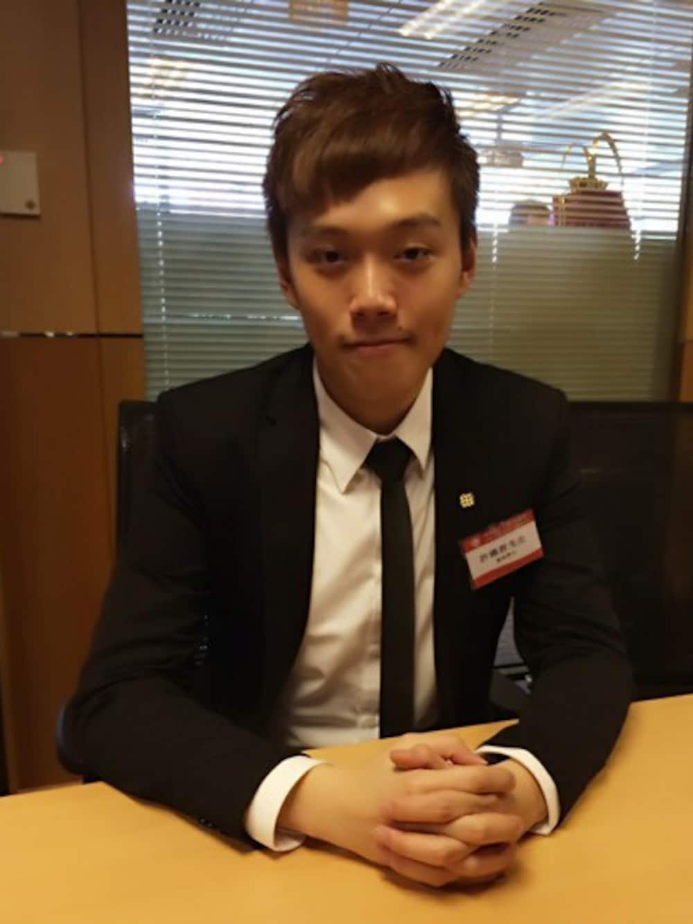 「Suit、conference、Formal」｜「G2000 のアイテム（シャツ/ブラウス、ホワイト系）」を使った、Matthewさん（メンズ・182cm）の夏コーディネートの1枚目の写真