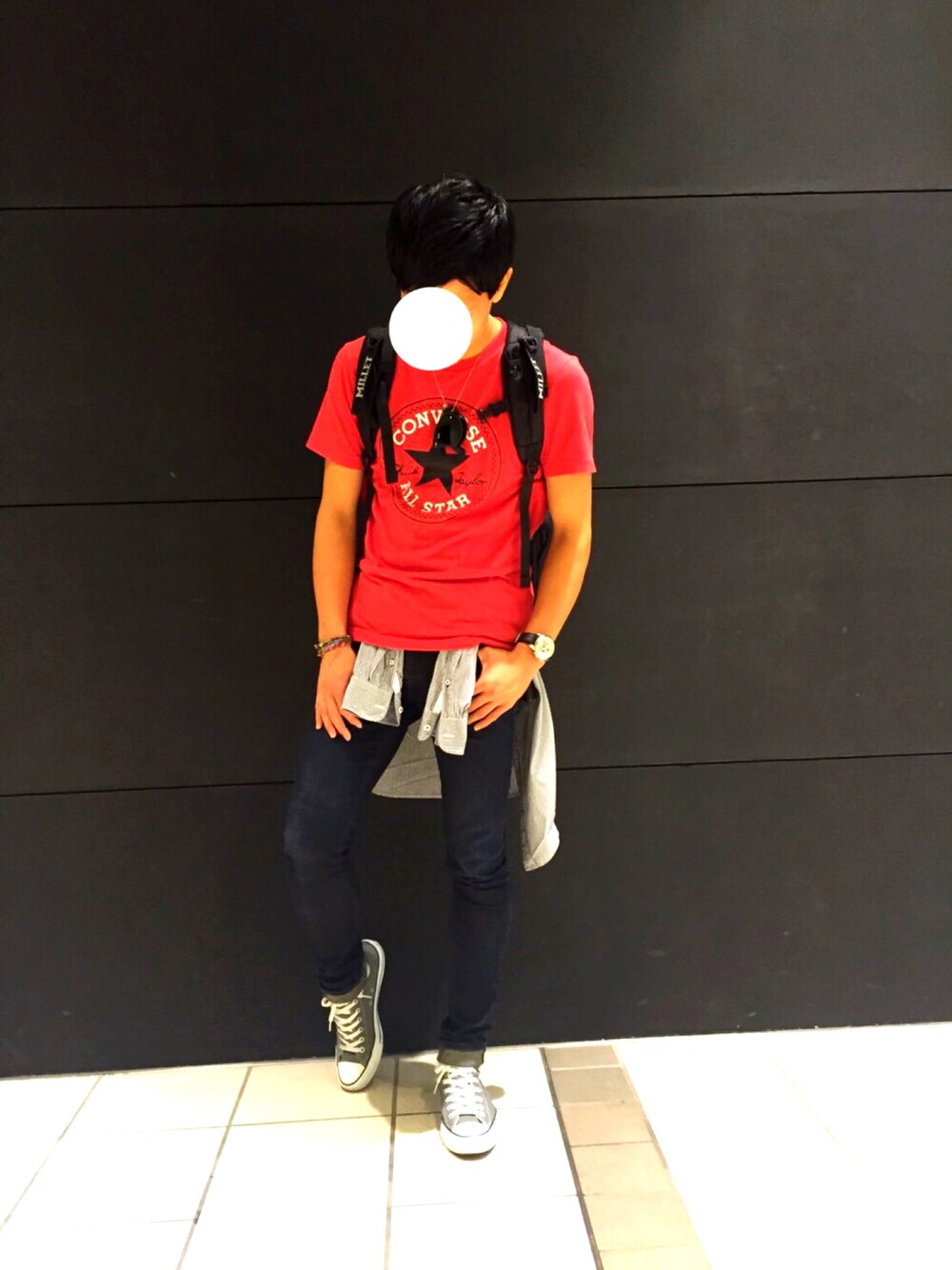 レッド系のTシャツ/カットソー、グレー系のシャツ/ブラウス、ブルー系のデニムパンツを着用したメンズの夏コーディネートの1枚目の写真