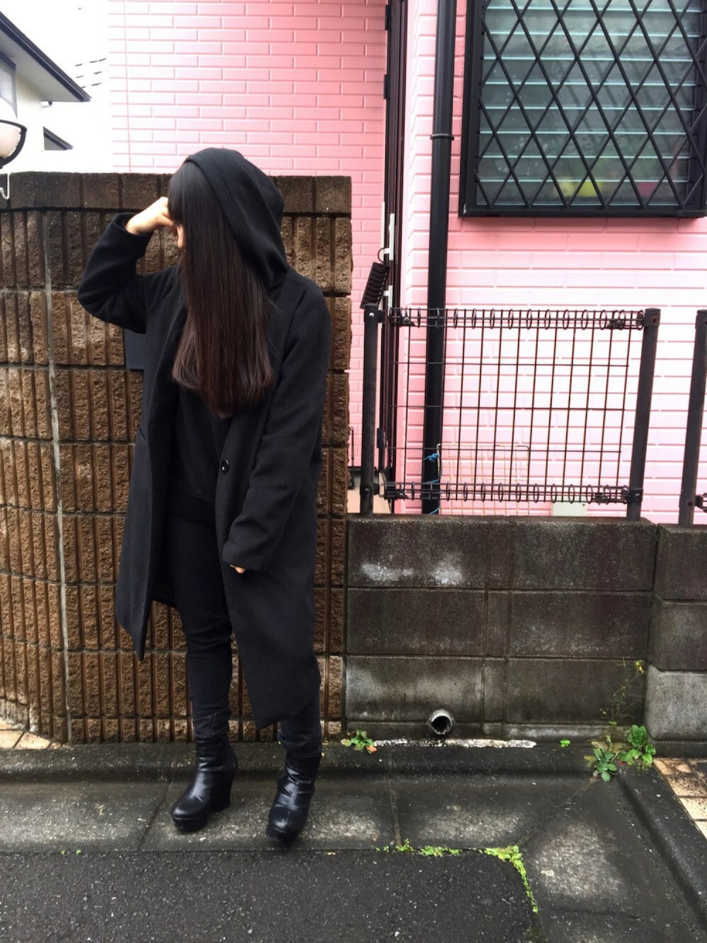 ブラック系のパンツ、ブラック系のパーカー、ブラック系のジャケット/アウターを着用したレディースの秋コーディネートの1枚目の写真