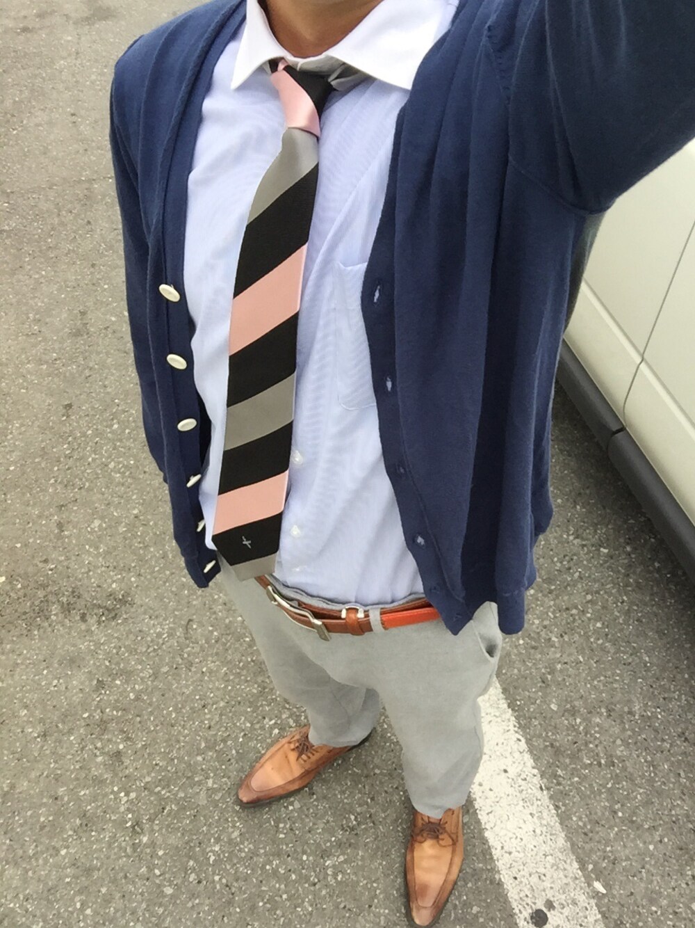 ブルー系のシャツ/ブラウス、ブルー系のカーディガン/ボレロ、ピンク系のネクタイを着用したメンズの春コーディネートの1枚目の写真