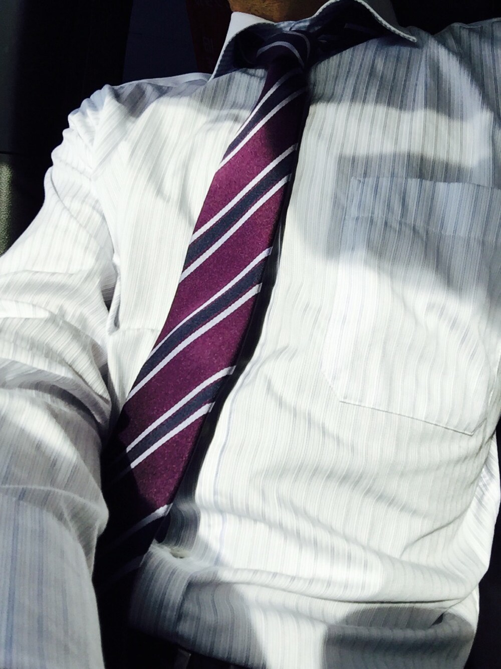 パープル系のネクタイを着用したメンズの春コーディネートの1枚目の写真