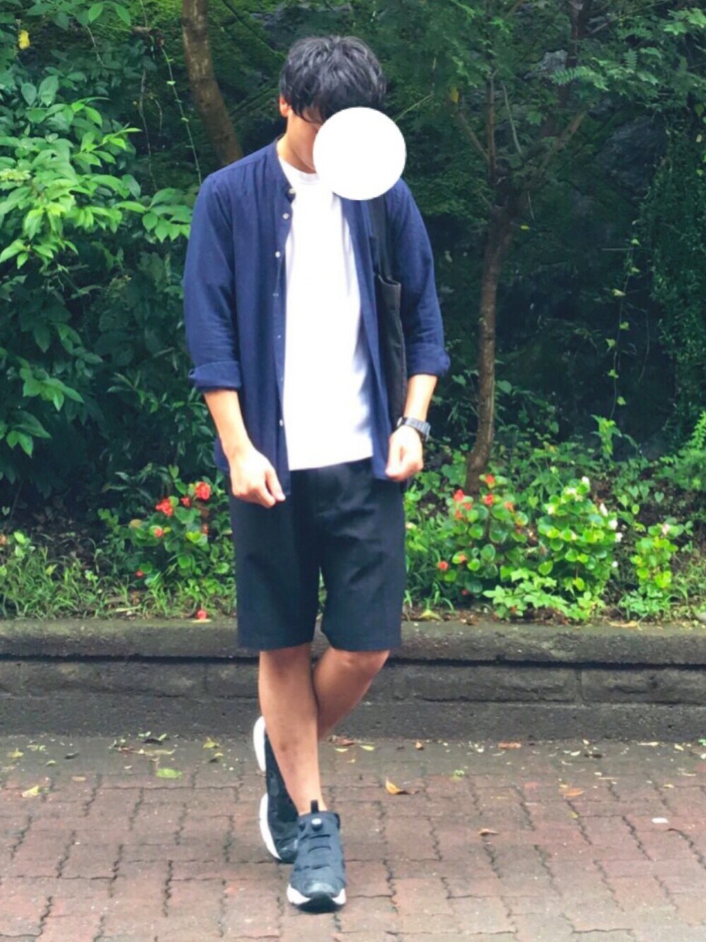 ブルー系のシャツ/ブラウス、ブラック系のその他パンツ、ブラック系のスニーカーを着用したメンズの秋コーディネートの1枚目の写真