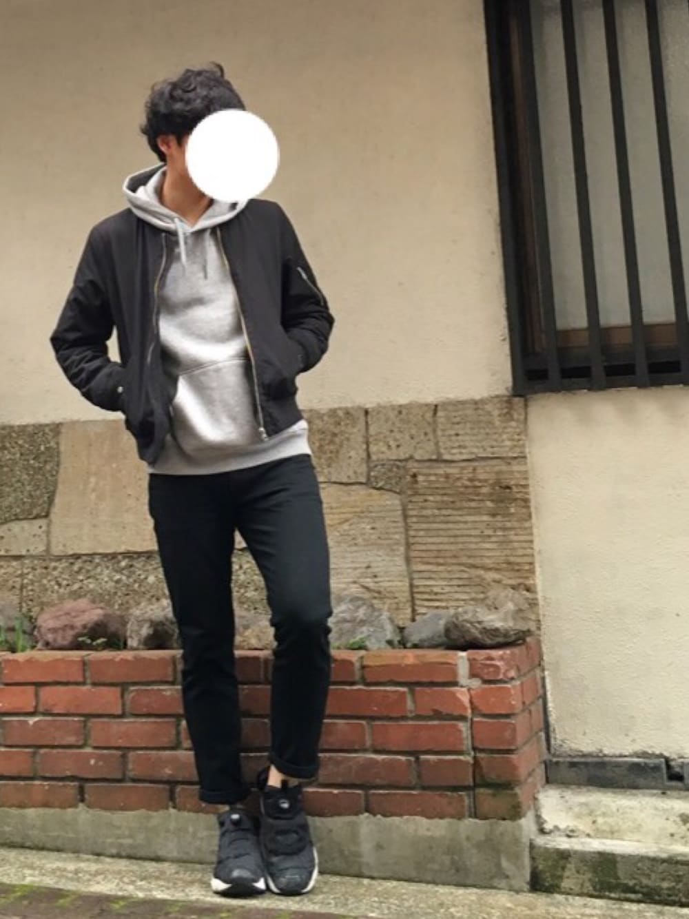 グレー系のパーカー、ブルー系のブルゾン、ブラック系のその他パンツを着用したメンズの秋コーディネートの1枚目の写真