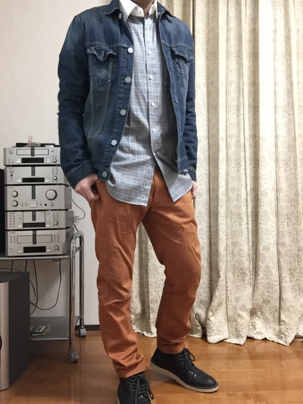 「革靴、デニム、シャツスタイル、ブーツ、URBAN RESEARCH、ユナイテッドアローズ、デニムジャケット」｜「BEAUTY&YOUTH UNITED ARROWSのアイテム（デニムジャケット、ブルー系）」を使った、おかっぴきさん（メンズ・171cm）の冬コーディネートの1枚目の写真