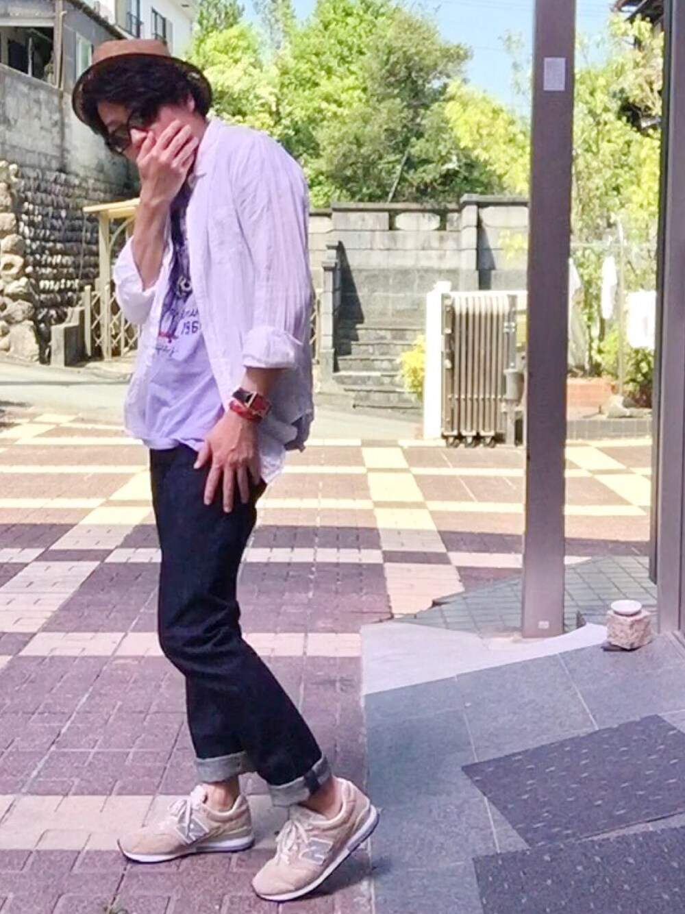 ホワイト系のシャツ/ブラウス、グレー系のTシャツ/カットソー、ブルー系のデニムパンツを着用したメンズの春コーディネートの1枚目の写真