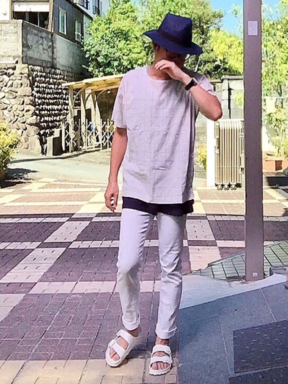 ホワイト系のシャツ/ブラウス、ホワイト系のサンダル、ブルー系のハットを着用したメンズの夏コーディネートの1枚目の写真