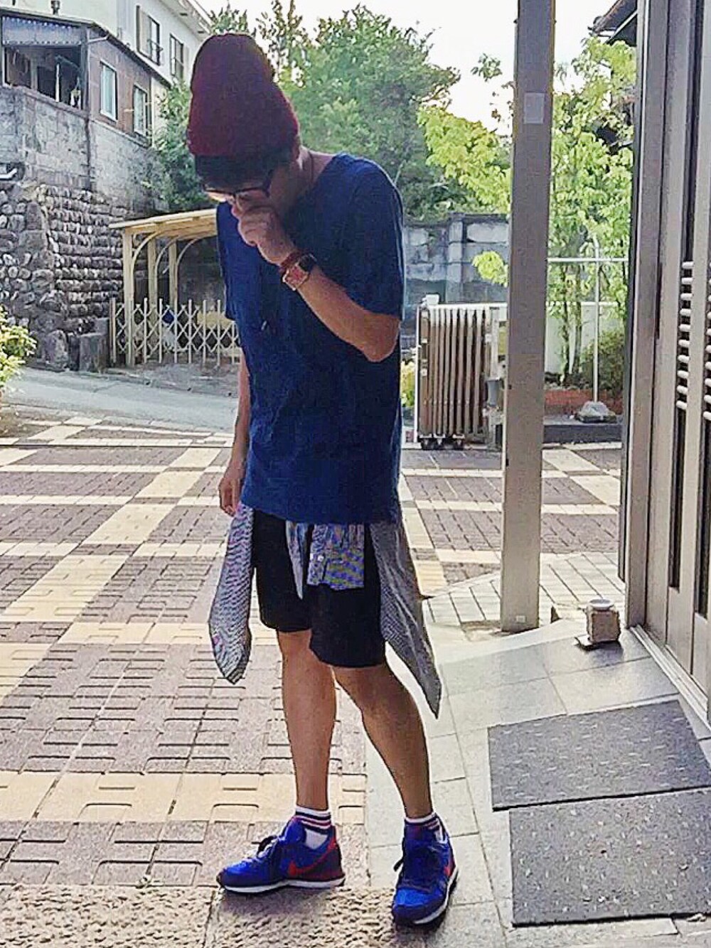 ブルー系のTシャツ/カットソー、ブルー系のスラックス、ブルー系のスニーカーを着用したメンズの夏コーディネートの1枚目の写真