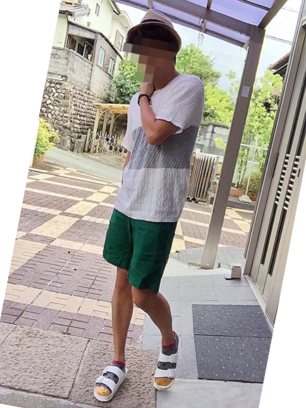 ホワイト系のニット/セーター、グリーン系のパンツ、ホワイト系のサンダルを着用したメンズの夏コーディネートの1枚目の写真