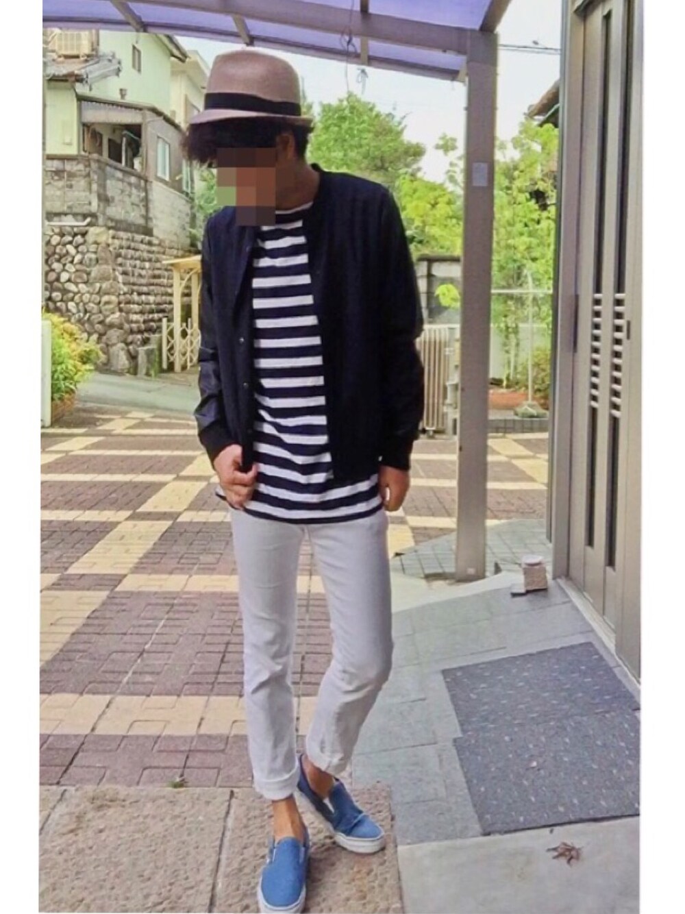 「ハット、ストローハット、ボーダートップス、スタジャン、スキニーデニム、白パンツ、ロールアップ、スリッポン」｜「SEVENDAYS=SUNDAYのアイテム（ハット、ホワイト系）」を使った、おかっぴきさん（メンズ・172cm）の秋コーディネートの1枚目の写真