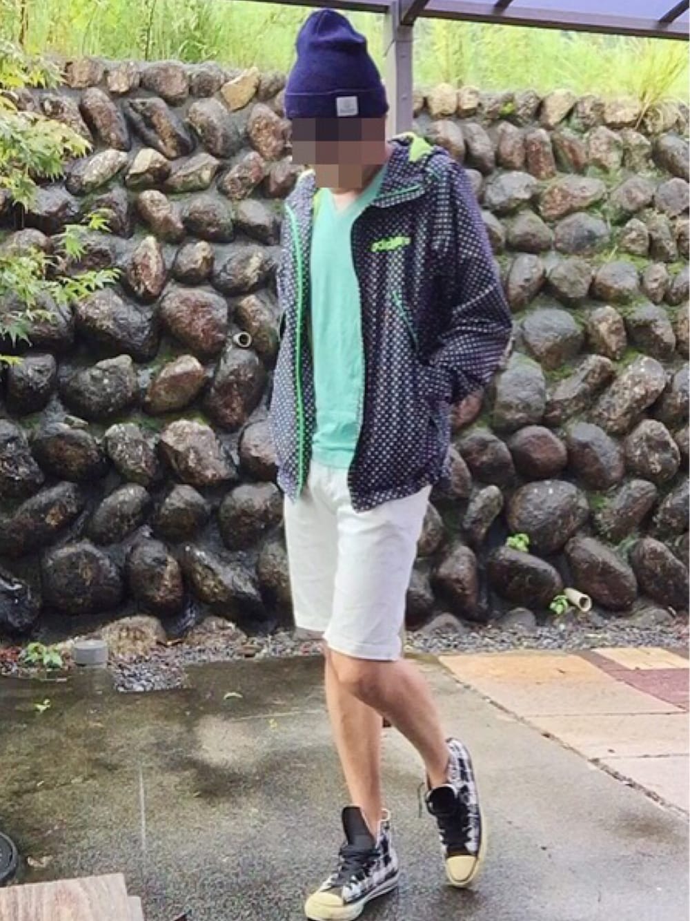 ブルー系のナイロンジャケット、ホワイト系のその他パンツ、グリーン系のTシャツ/カットソーを着用したメンズの秋コーディネートの1枚目の写真