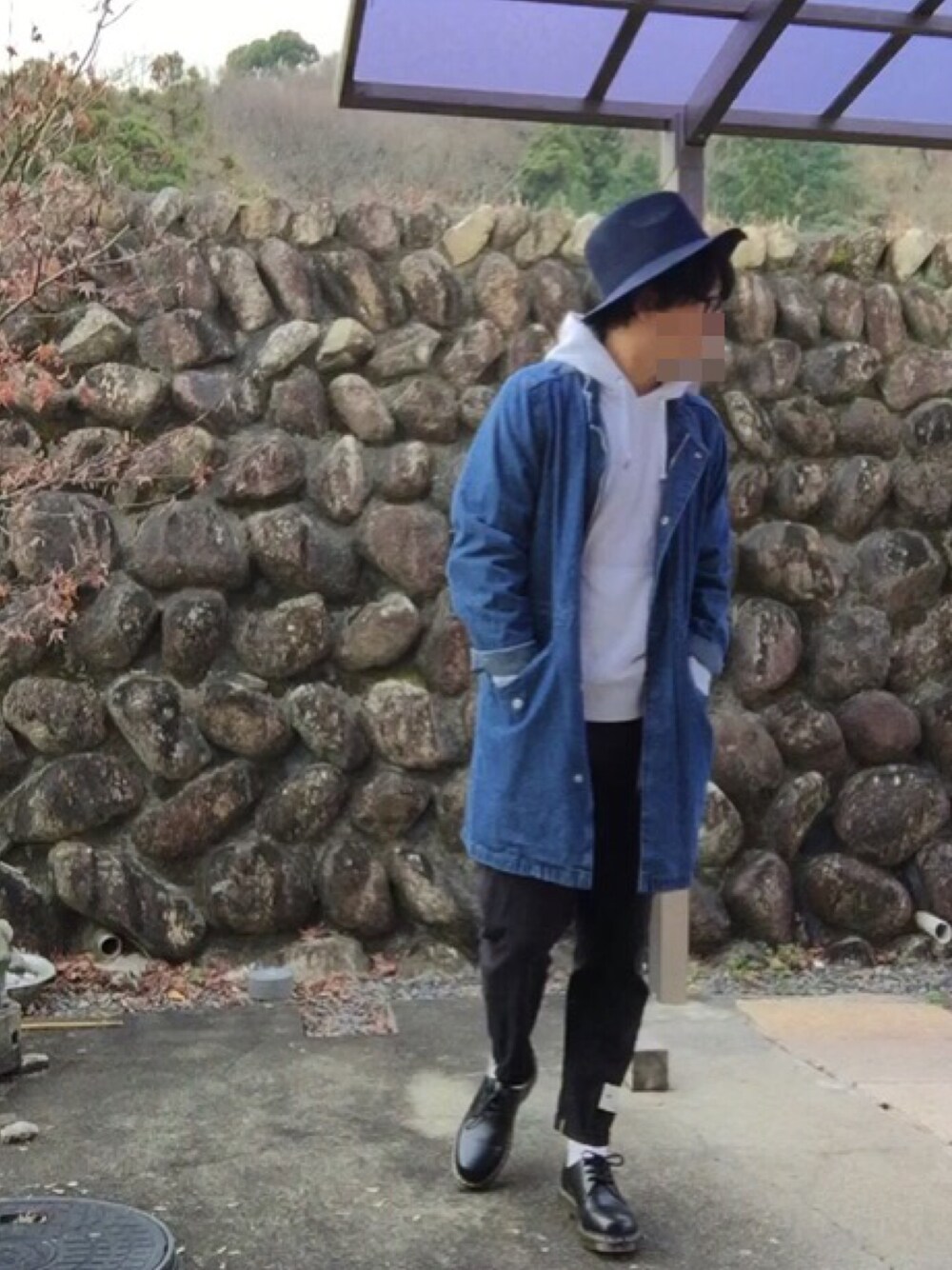 「ハット、モッズコート、パーカー、Dr.Martens、靴下チラ見せ、FRAPBOIS、ロールアップ、革靴」｜「SENSE OF PLACE by URBAN RESEARCHのロングブリムフェルトハット（ハット、ブルー系）」を使った、おかっぴきさん（メンズ・172cm）の冬コーディネートの1枚目の写真