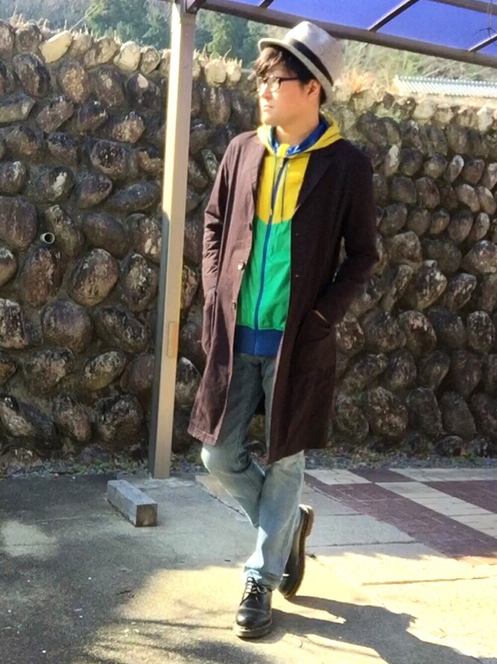 「春、スプリングコート、ステンカラーコート、ナイロンパーカー、デニムパンツ、Dr.Martens、ハット」｜「HAREのライトチェスターコート【HARE】（ステンカラーコート、ブラック系）」を使った、おかっぴきさん（メンズ・172cm）の春コーディネートの1枚目の写真