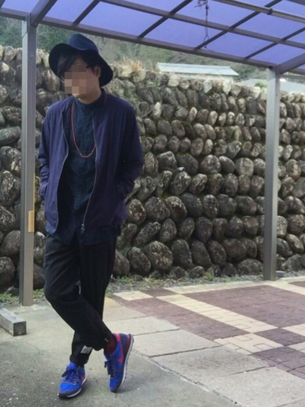 ブラック系のその他パンツ、ブルー系のスニーカー、ブルー系のノーカラージャケットを着用したメンズの春コーディネートの1枚目の写真