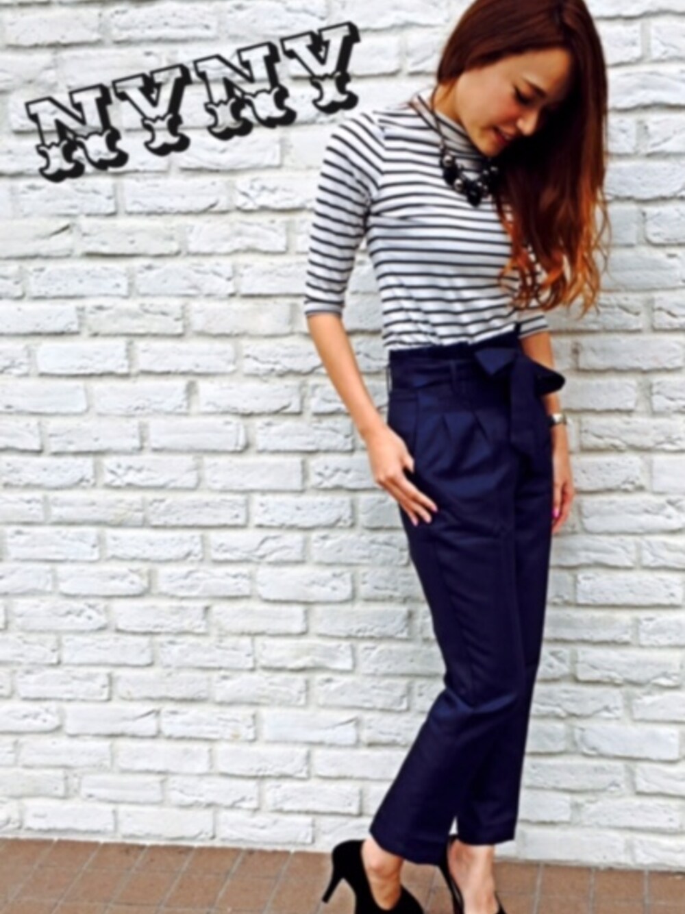 「＃ボーダー、#ハイウエスト、#プチプラ、#ハイネック、#赤リップ、#ハイウエストパンツ、＃パンプス、#GALSTAR、 ＃NYNY」｜「Re:EDITのCHICMUSE シンプルタートルニットトップス（トップス、ホワイト系）」を使った、ＮＹＮＹkatsuraさん（レディース・160cm）の秋コーディネートの1枚目の写真