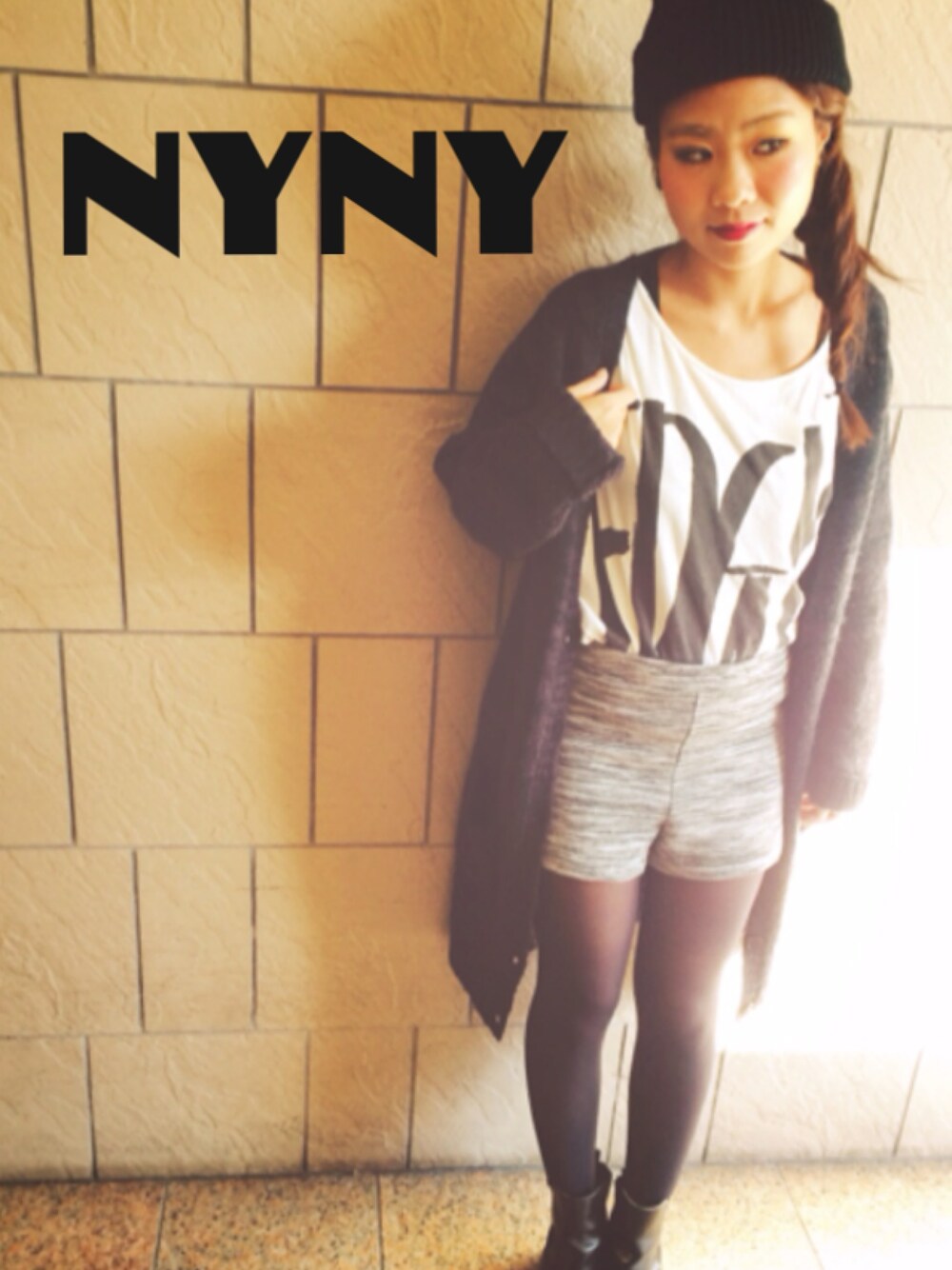 「#ブラック、#SLY、#ニット帽、＃カーディガン、#カモフラ、#ハイウエスト、#Black、#三つ編み、#ショーパン」｜「Re:EDITの【全品送料無料】24h限定【P10倍】ミニ裏毛楽ちんゆる美脚美尻ウエストゴムショートパンツ（パンツ、ブラック系）」を使った、ＮＹＮＹkatsuraさん（レディース・154cm）の秋コーディネートの1枚目の写真