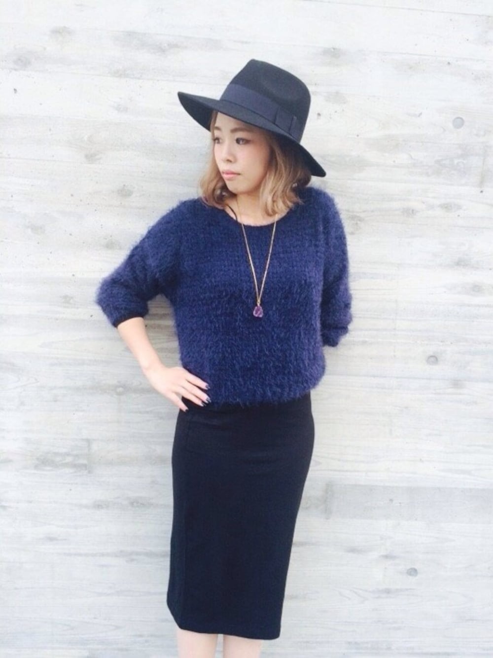 「＃タイトスカート、#ハット、#ネイビー、#シンプル、 #ニット、 ＃天然石ネックレス、 ＃ＡＬＥＸＩＡ　ＳＴＡＭ」｜「H&Mの長袖ニット（ニット/セーター、ブルー系）」を使った、ＮＹＮＹkatsuraさん（レディース・155cm）の秋コーディネートの1枚目の写真
