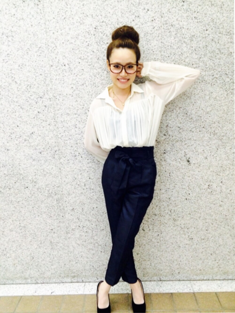 「めがね、ハイウエスト、モノトーン、ハイウエストパンツ、シャツスタイル、＃パンプス、#WEARBOOKエントリー」｜「EGOISTのスリーブドビーシャツ（シャツ/ブラウス、ホワイト系）」を使った、ＮＹＮＹkatsuraさん（レディース・160cm）の秋コーディネートの1枚目の写真