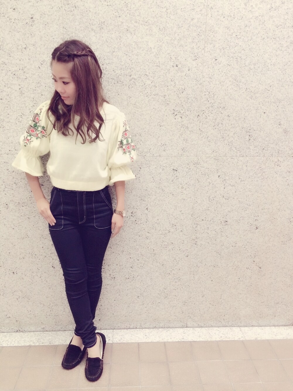 「ニット、刺繍、SLY、ハイウエスト、モカシン、白ニット、チロリアン、スキニーデニム」｜「SLYのチロリアンHG TOPS（ニット/セーター、ホワイト系）」を使った、ＮＹＮＹkatsuraさん（レディース・153cm）の秋コーディネートの1枚目の写真