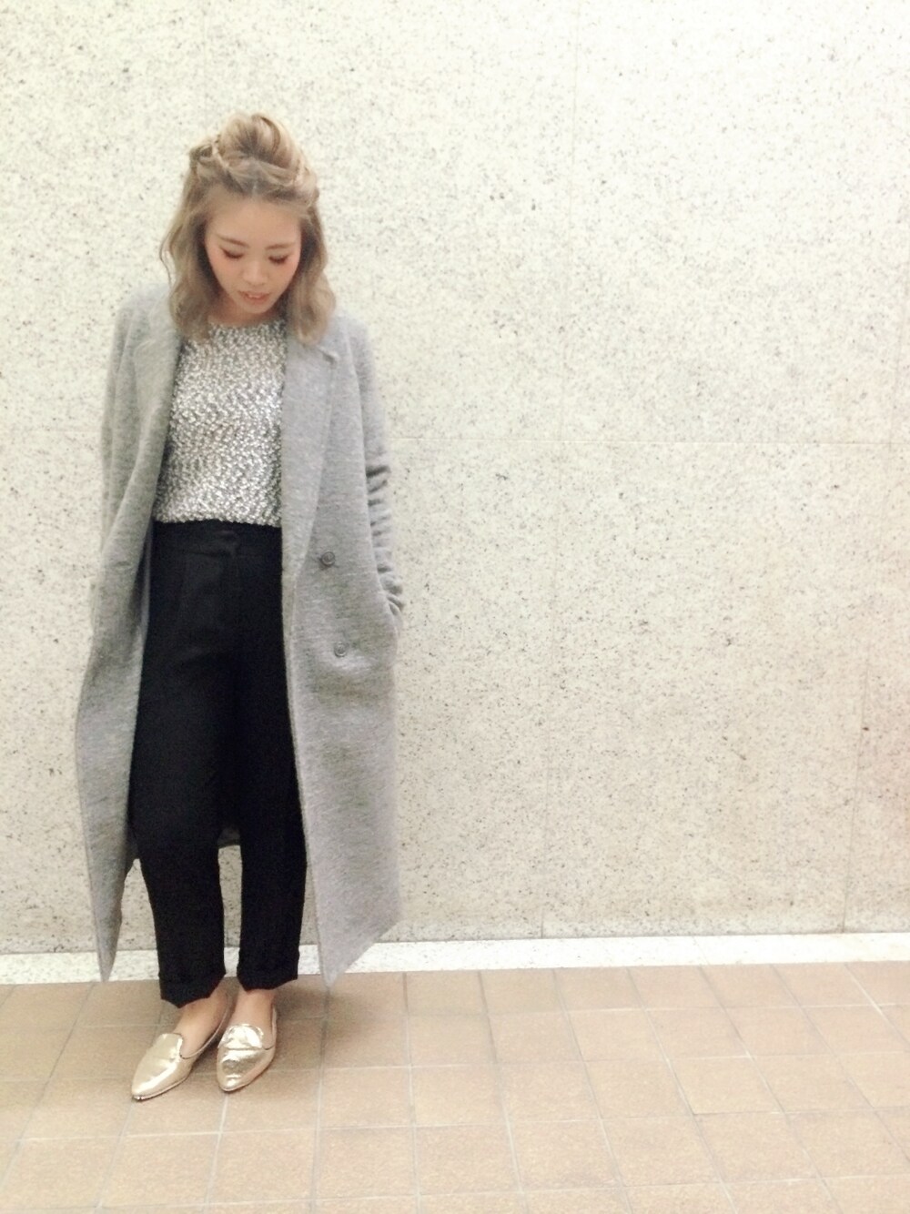 「ニット、H&M、ロングコート、moussy、ゴールド、シンプルコーデ、#ペタンコ靴」｜「MOUSSYのWOOL-BLEND DOUBLE BREASTED CT（その他アウター、グレー系）」を使った、ＮＹＮＹkatsuraさん（レディース・158cm）の秋コーディネートの1枚目の写真