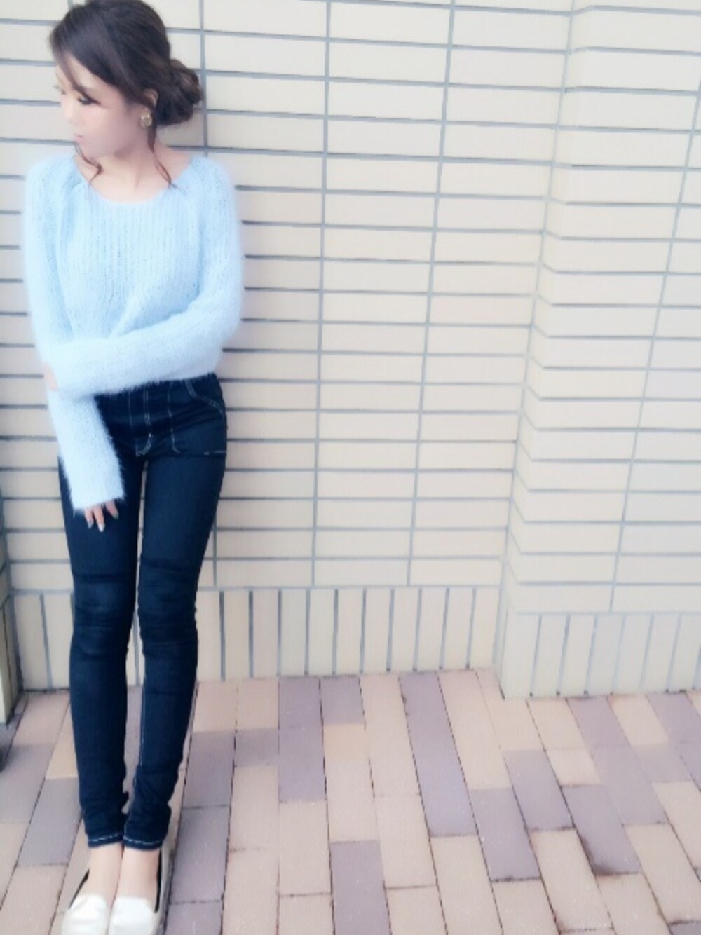 「ニット、デニム、ブルー、H&M、フラットシューズ、ハイウエスト、デニムパンツ、ペタンコ靴」｜「H&Mの長袖ニット（ニット/セーター、ブルー系）」を使った、ＮＹＮＹkatsuraさん（レディース・155cm）の冬コーディネートの1枚目の写真