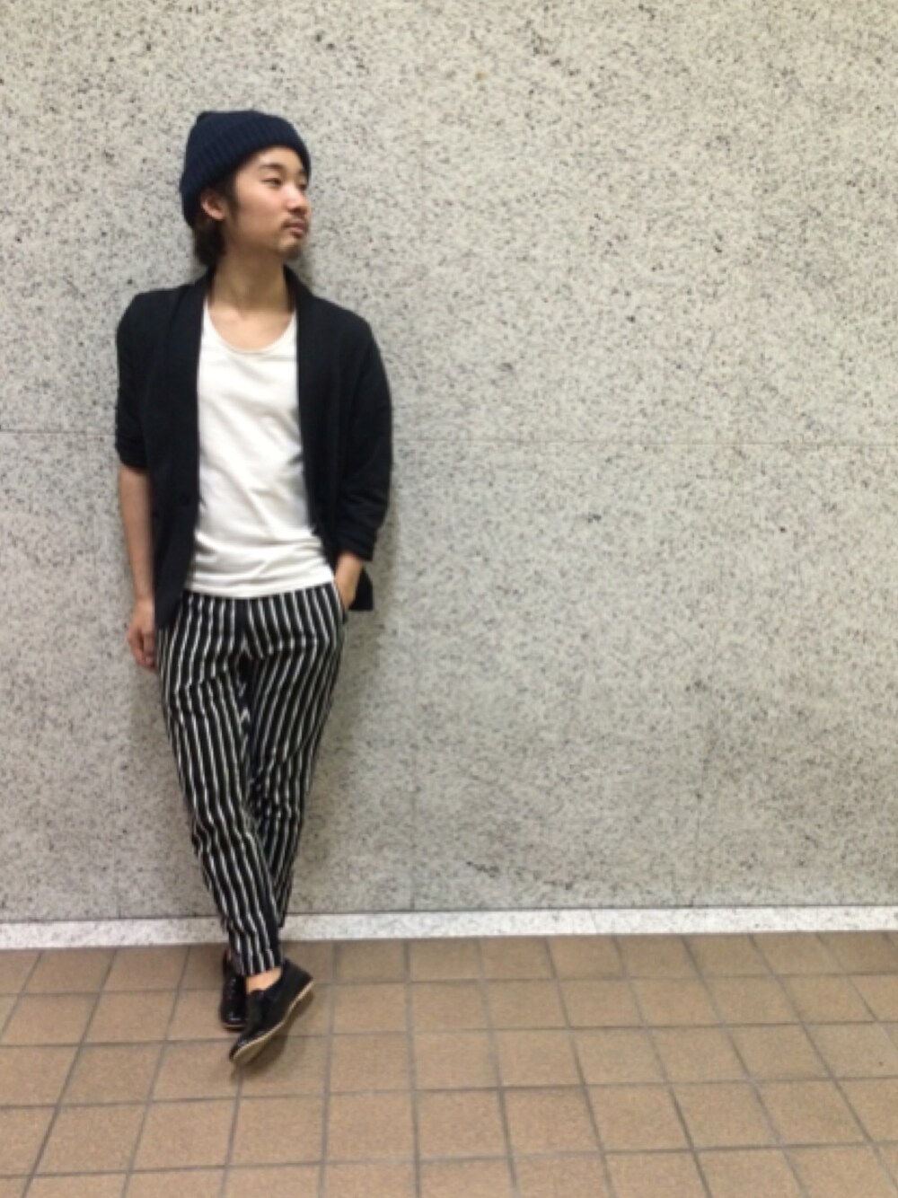 「ジャケット、モノトーン、 ニット帽、白Tシャツ、 ストライプパンツ」｜「wjkのsolid jacket　【heavy tweed】（テーラードジャケット、ブラック系）」を使った、ＮＹＮＹkatsuraさん（レディース・160cm）の冬コーディネートの1枚目の写真