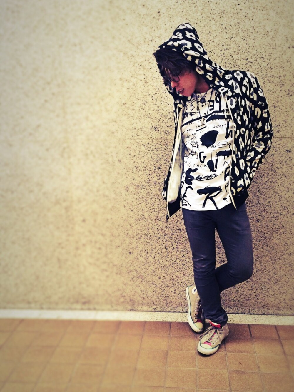 「スニーカー、グレー、パーカー、Diesel、モノトーン、スニーカーコーデ、丸メガネ、総柄トップス、JOYRICH」｜「JOYRICHの【JOYRICH】LEOPARD HOODY（パーカー、ブラック系）」を使った、ＮＹＮＹkatsuraさん（メンズ・160cm）の冬コーディネートの1枚目の写真