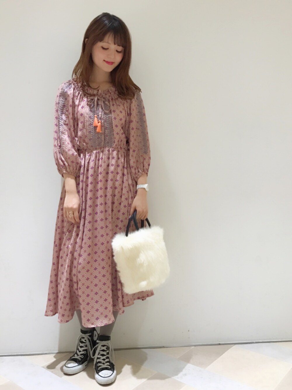 「シンプル、ワンピース、スニーカー、ピンク、刺繍、mystic、mysticstaff」｜「Omekashiの柄×刺繍ワンピース（ワンピース、ベージュ系）」を使った、anna  aoyamaさん（レディース・161cm）の冬コーディネートの1枚目の写真