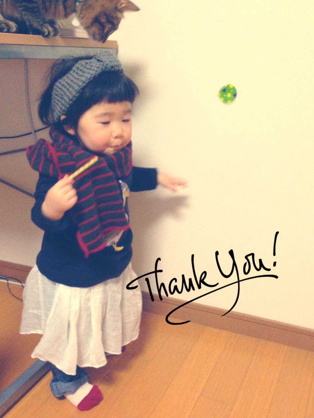 ブルー系のTシャツ/カットソー、ホワイト系のスカート、ブルー系のデニムパンツを着用したキッズの冬コーディネートの1枚目の写真