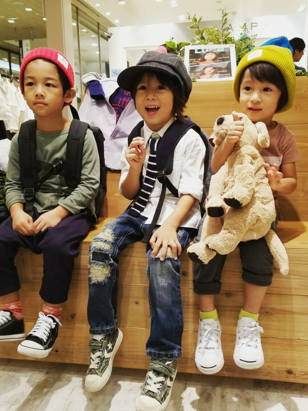 「キッズファッション、秋のコーデ、6°vocale、セスタヴォカーレ、コンバース、smoothy、smoothy kids、ARCH&LINE、LOVE&PEACE&MONEY(LOVE&PEACE&MONEY)、キッズコーデ」｜「SmoothyのSmoothy Color knit cap / スムージー カラーニットキャップ （ニットキャップ/ビーニー、レッド系）」を使った、ibukiさん（キッズ・100cm）の秋コーディネートの1枚目の写真