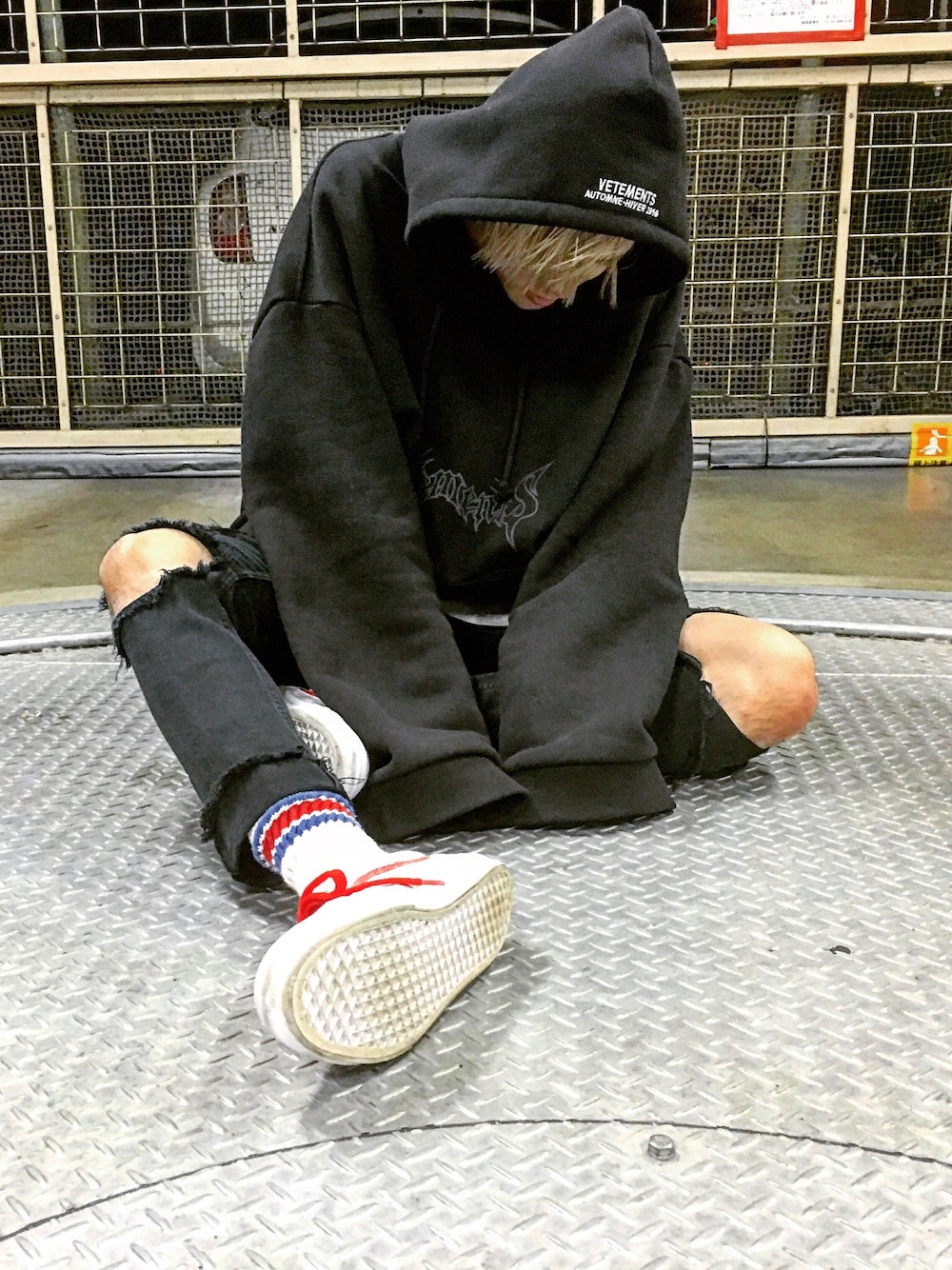 「黒スキニー、スニーカー、冬コーデ、VANS、vetements、オーバーサイズ、パーカー、BIGBANG」｜「VETEMENTSのアイテム（パーカー、ブラック系）」を使った、YUKI（MADKID）さん（メンズ・175cm）の秋コーディネートの1枚目の写真