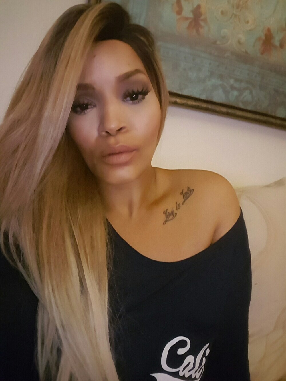 ブルー系のTシャツ/カットソーを着用したレディースの夏コーディネートの1枚目の写真