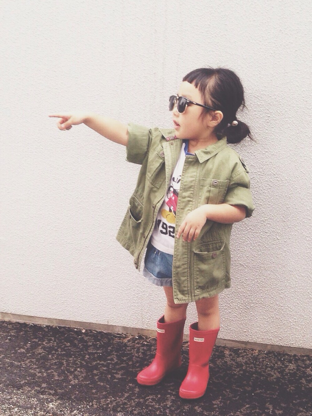 「ミリタリー、レインブーツ、プリントT、kids、パッツン前髪、女の子、UNIQLO、ミッキーT」｜「NANO universeのHUNTER/Kids First Classic  Welly（レインシューズ、レッド系）」を使った、BETTONさん（キッズ・100cm）の夏コーディネートの1枚目の写真